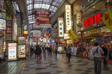 Sennichimae Doguyasuji Alışveriş Merkezi 'nden kimliği belirsiz insanlar alışveriş yapıyor.