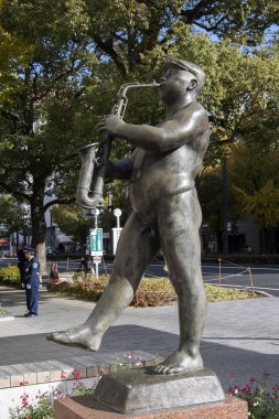 Japonya 'nın Himeji şehrinde sokak müzisyeninin bronz heykeli