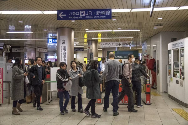 Mensen betreden Kyoto Gemeentelijke metro trein in Kyoto Japan — Stockfoto