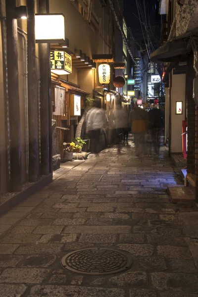 Restaurants traditionnels dans la rue arrière à Osaka centre-ville . — Photo