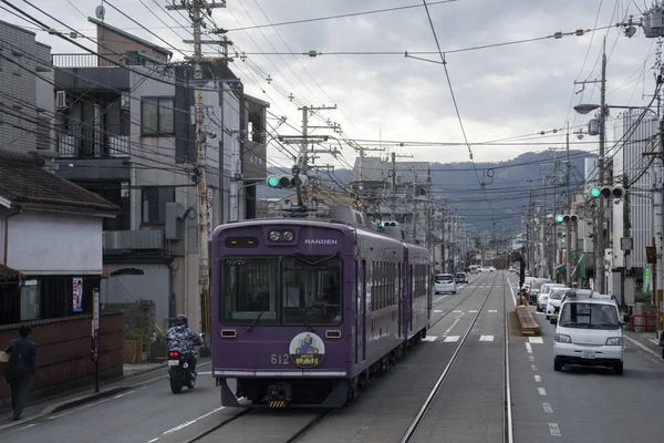 Straßenbahn im Retro-Stil der Randen-Kitano-Linie appoaching tenjingawa sta — Stockfoto