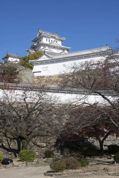 Hermoso castillo blanco de Himeji en la temporada de otoño en el prefecto de Hyogo —  Fotos de Stock