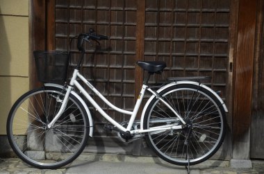 Kyoto Japonya 'daki evde bir bisiklet.