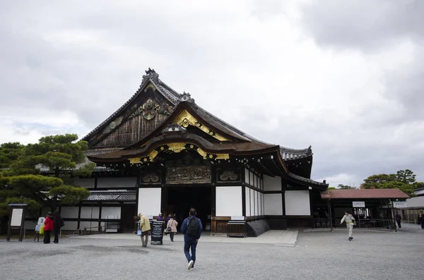 Turisté navštíví hrad Nijo v Kjótu Japonsko — Stock fotografie