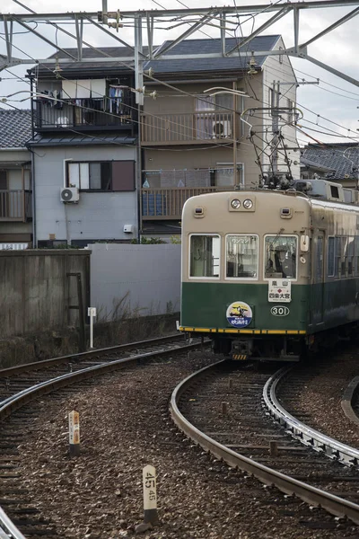 Ретро-стиль трамвая Randen Kitano Line appoaching Omiya Station — стокове фото