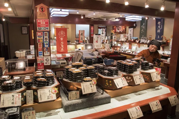 Vendedor prepara mariscos para la venta en el mercado Nishiki, Kyoto —  Fotos de Stock