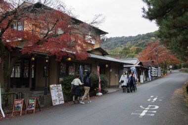  İnsanlar Kyoto 'da Maruyama Parkı' nın yanında yürüyor.