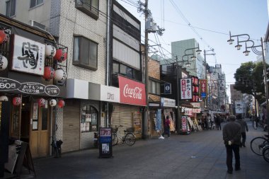 İnsanlar Japon Osaka 'nın Minami bölgesindeki Shinsekai mahallesini ziyaret ediyor.