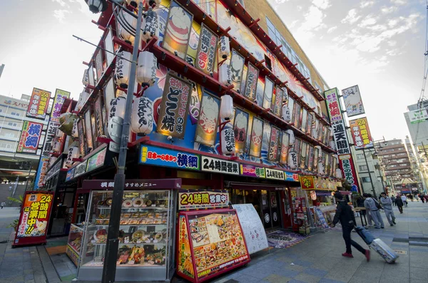 Vue sur la rue de la tour Shinsekai et Tsutenkaku à Osaka — Photo