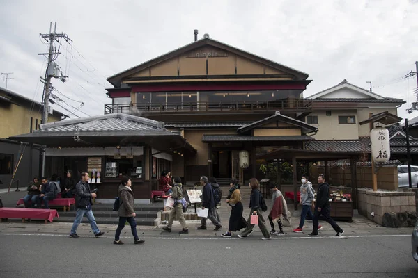 観光客は京都・嵐山の渡月橋周辺を歩く — ストック写真