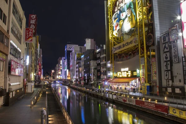 夜明けの大阪の静かな道頓堀エリア — ストック写真