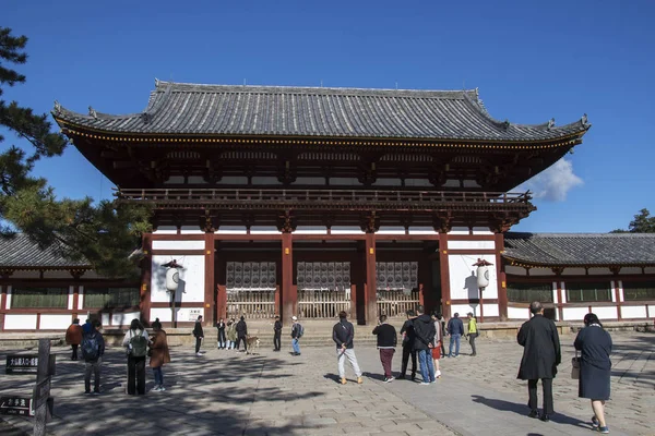 Widok na Todaiji Nakamon, z gośćmi w Nara — Zdjęcie stockowe