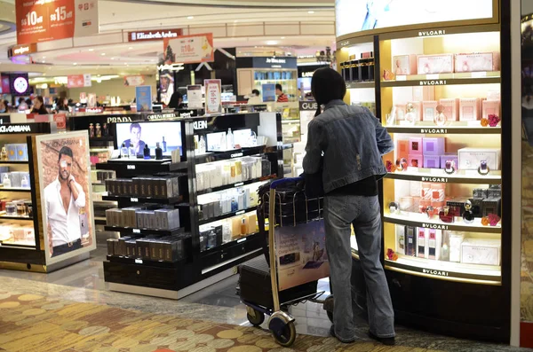 Kozmetikumok és parfümök bolt Changi nemzetközi repülőtéren. — Stock Fotó