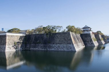 Korunmak için Osaka Kalesi 'nin etrafına su dökün.