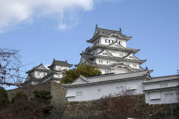 Hermoso castillo blanco de Himeji en la temporada de otoño en el prefecto de Hyogo —  Fotos de Stock