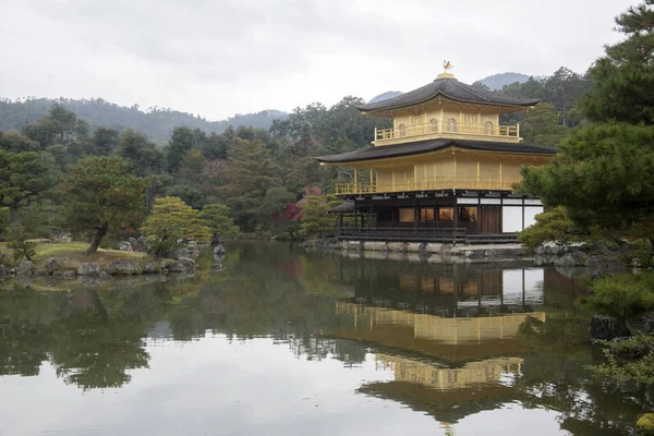 Zicht op Kinkakuji, Tempel van het Gouden Paviljoen boeddhistische tempel — Stockfoto