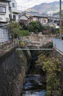 Kanal, Arashiyama 'da yerel bir yerleşim alanından geçiyor.