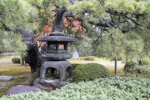 Farol tradicional de piedra en el jardín japonés de Nijo Cas —  Fotos de Stock