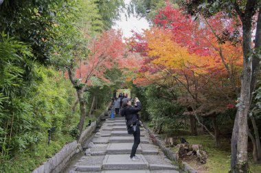Daidokoro-zaka taş basamakları Neno michi yolu ile K 'yi birbirine bağlıyor.