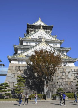 Turist ve insanlar Osaka, Japonya 'daki Osaka kalesini ziyaret ediyorlar.