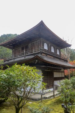 Ginkaku-ji Gümüş Köşkü 'nde güzel sonbahar renkleri