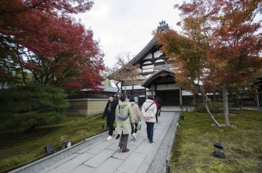 İnsanlar Kyoto Japonya 'daki Kodaiji tapınak bahçelerini ziyaret ediyor