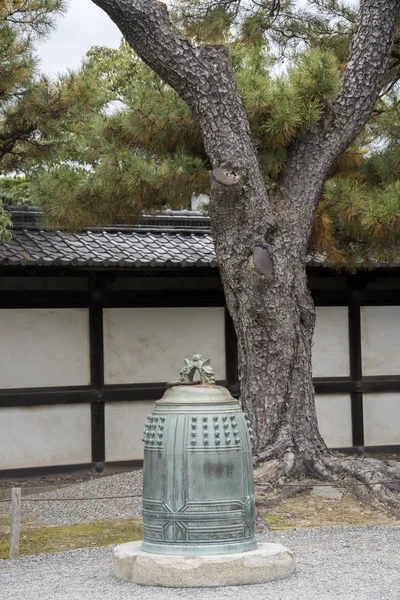 Колокол храма Цуригане во дворце Ниномару в Киото, Япония — стоковое фото