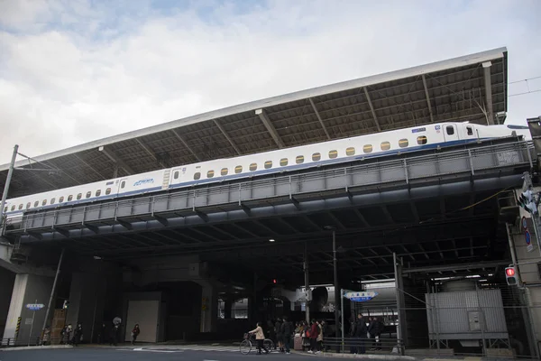 Shinkansen trein wacht op passagiers in Kyoto Station, Japan — Stockfoto