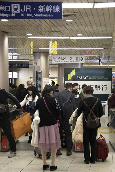 Mensen betreden Kyoto Gemeentelijke metro trein in Kyoto Japan — Stockfoto