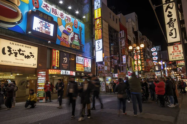 Turis berjalan di jalan perbelanjaan Dotonbori — Stok Foto