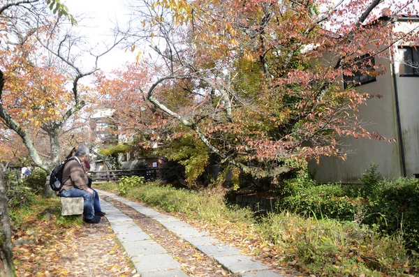 Caminho Filosofal com licença de outono em Kyoto — Fotografia de Stock