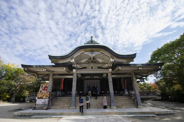 La gente visita el Santuario Hokoku en Osaka —  Fotos de Stock