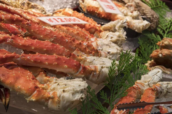 King crabe jambes prêtes à servir pour le client au marché Kuromon à — Photo