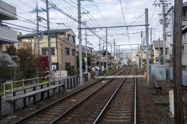 Kyoto 'daki Randen Kitano Hattı boyunca tren yolu.