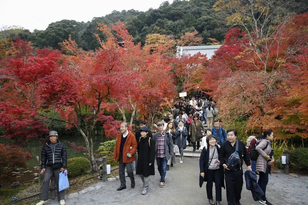 Pessoas visitam jardins Eikando Zenrinji em Kyoto, Japão — Fotografia de Stock