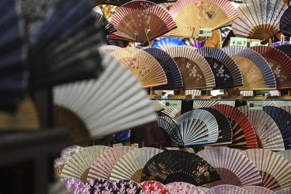 Ventilador dobrável japonês tradicional é organizado no shel de exibição — Fotografia de Stock