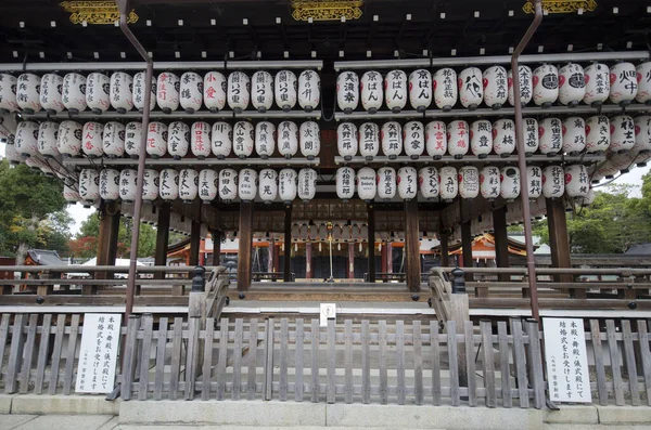 Muchos faroles de papel colgando por encima de la sala principal del santuario de Yasaka — Foto de Stock