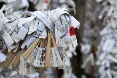 Japaneasy Omikuji. Rastgele servet kağıtları. İp teline bağlanmış.