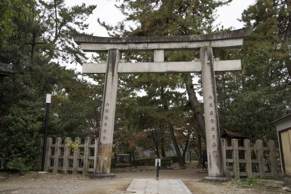 Ворота Тори храма Ясака Дзиндзя в Киото. Храм Ясаки... — стоковое фото