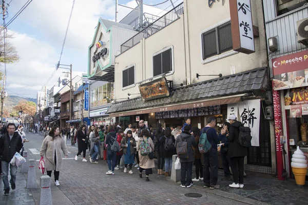 Ludzie stoją w kolejce po mochi przed sklepem Nakatanidou w Nara — Zdjęcie stockowe