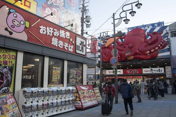 Люди посещают район Синсекай в районе Минами в Осаке, Япония — стоковое фото