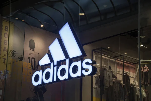 Detalle de la tienda Adidas en Osaka, Japón — Foto de Stock