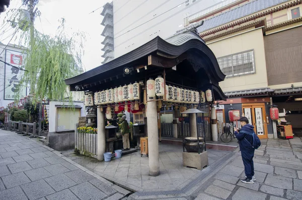 Hozenji tempel o santuario Hozenji en la calle para las personas que oran en — Foto de Stock