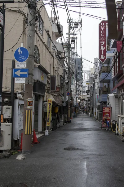 Czysta i cicha ulica Japonii rano w Osace — Zdjęcie stockowe