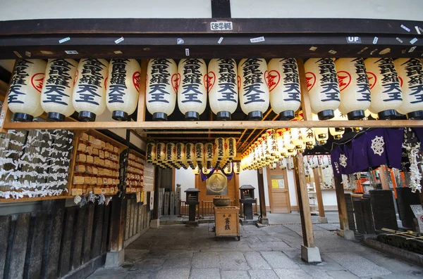 Svítilny nebo světlometu tradiční osvětlovacích zařízení v Hozenji chrámu — Stock fotografie