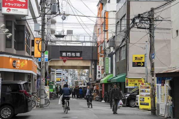 Toeristen en reizigers lopen naar op Kuromon vismarkt in — Stockfoto