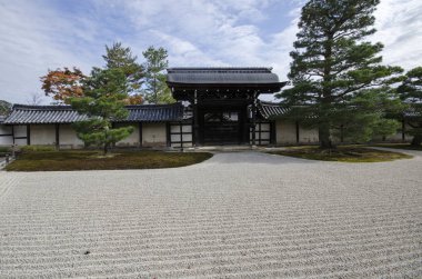 Kyoto 'daki Tenryuji Tapınağı bahçesindeki renkli sonbahar parkı ve göleti