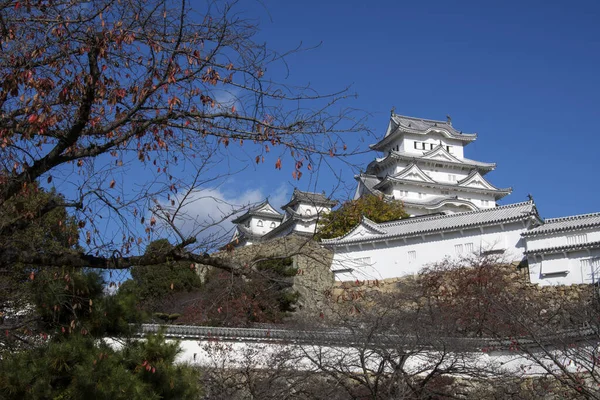 Follaje otoñal en el castillo de Himeji en temporada de otoño en Himeji —  Fotos de Stock