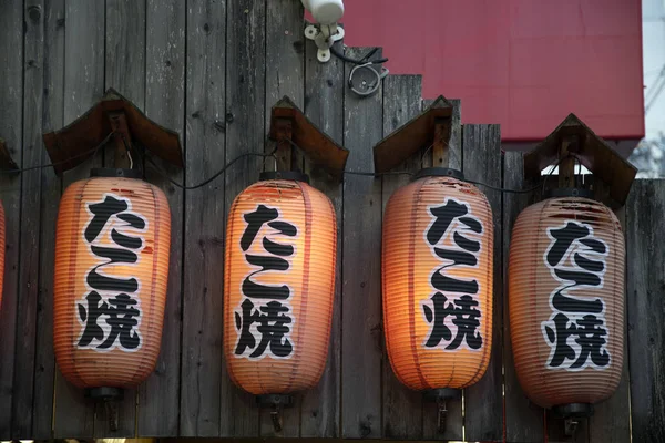 Japon restoranının önünde Japon feneri asılıydı. — Stok fotoğraf