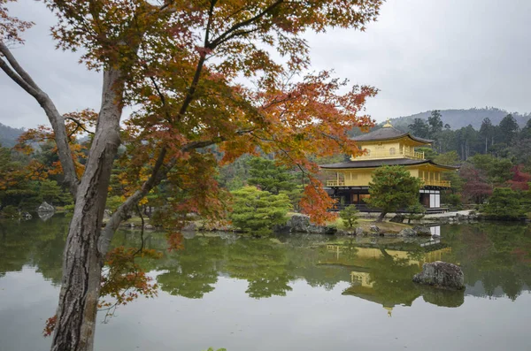 Widok Kinkakuji, Rozciągacz Złotego Pawilonu Buddyjski rozciągacz — Zdjęcie stockowe